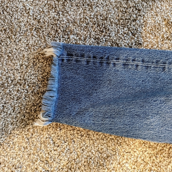 HR Distressed Levis - Picture 4 of 11